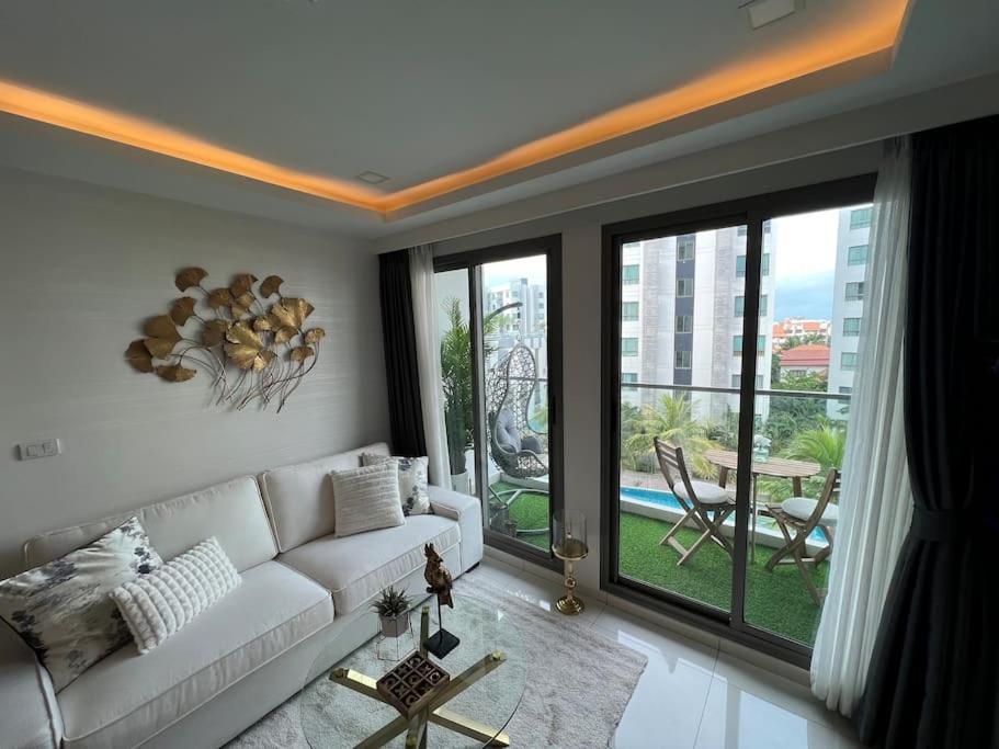 Retreat Deluxe: Poolview 2 Bed - Arcadia *