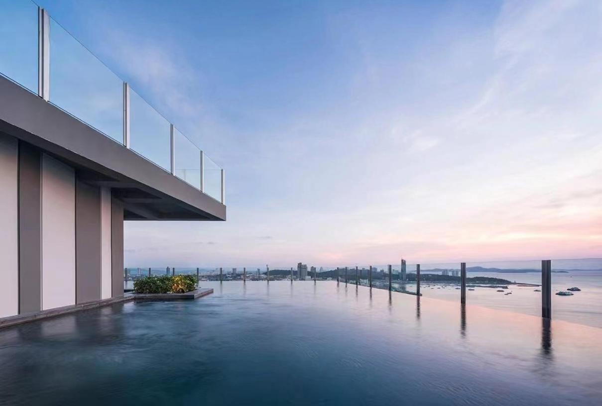 The Base Pattaya: Infinity Pool Near Walking Street Apartment Pattaya