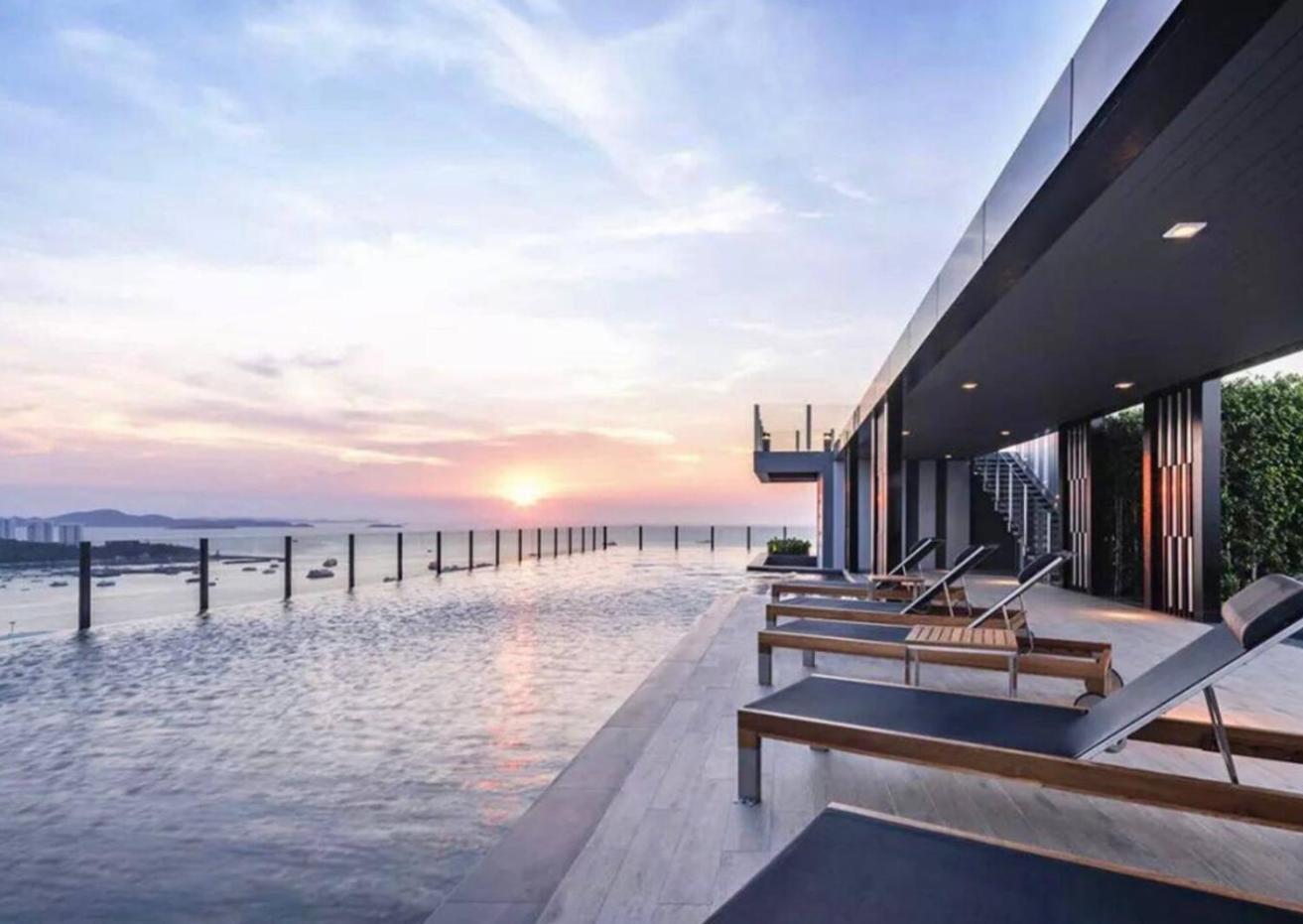The Base Pattaya: Infinity Pool Near Walking Street