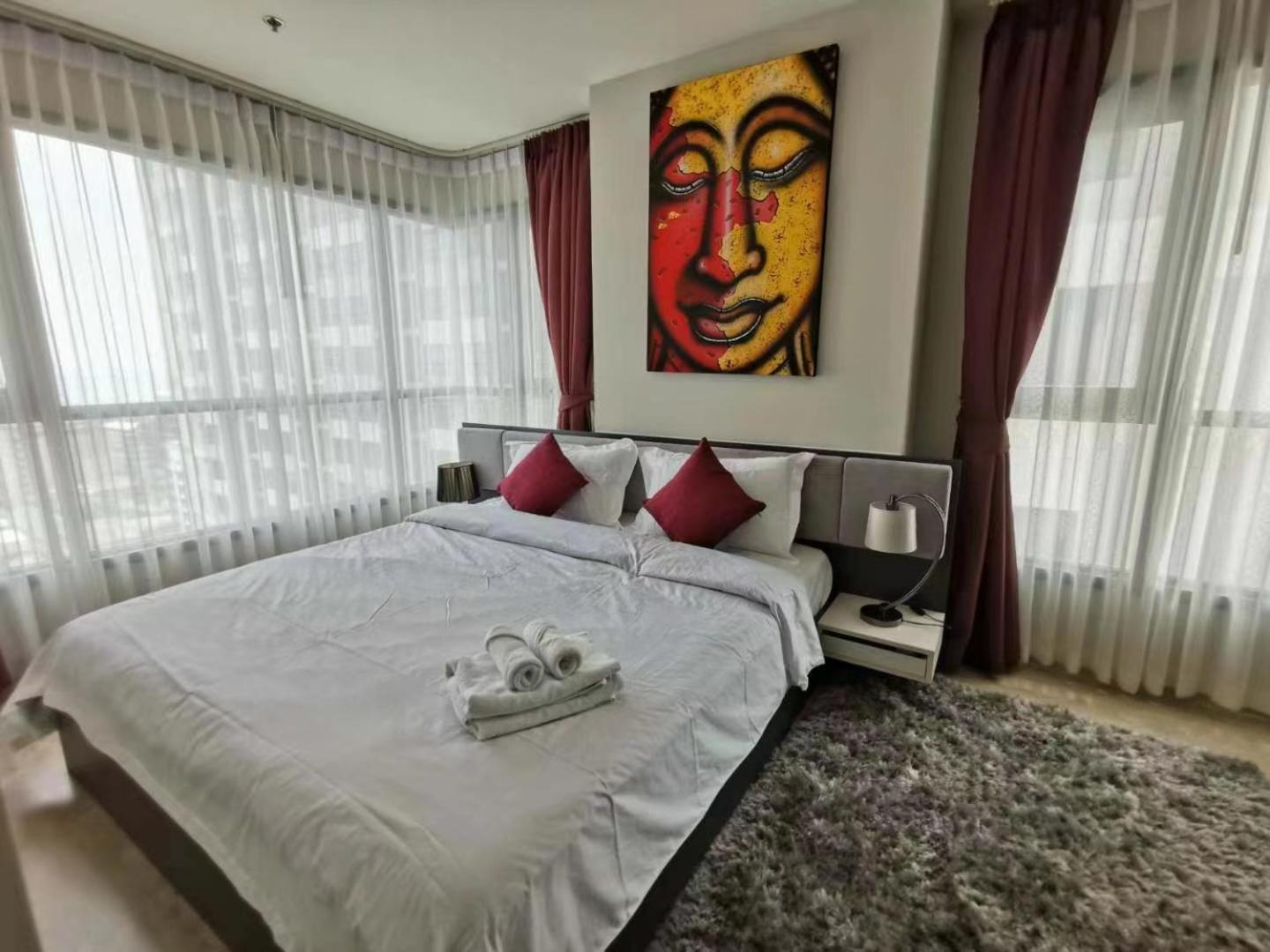 Apartment The Base Pattaya: Infinity Pool Near Walking Street *