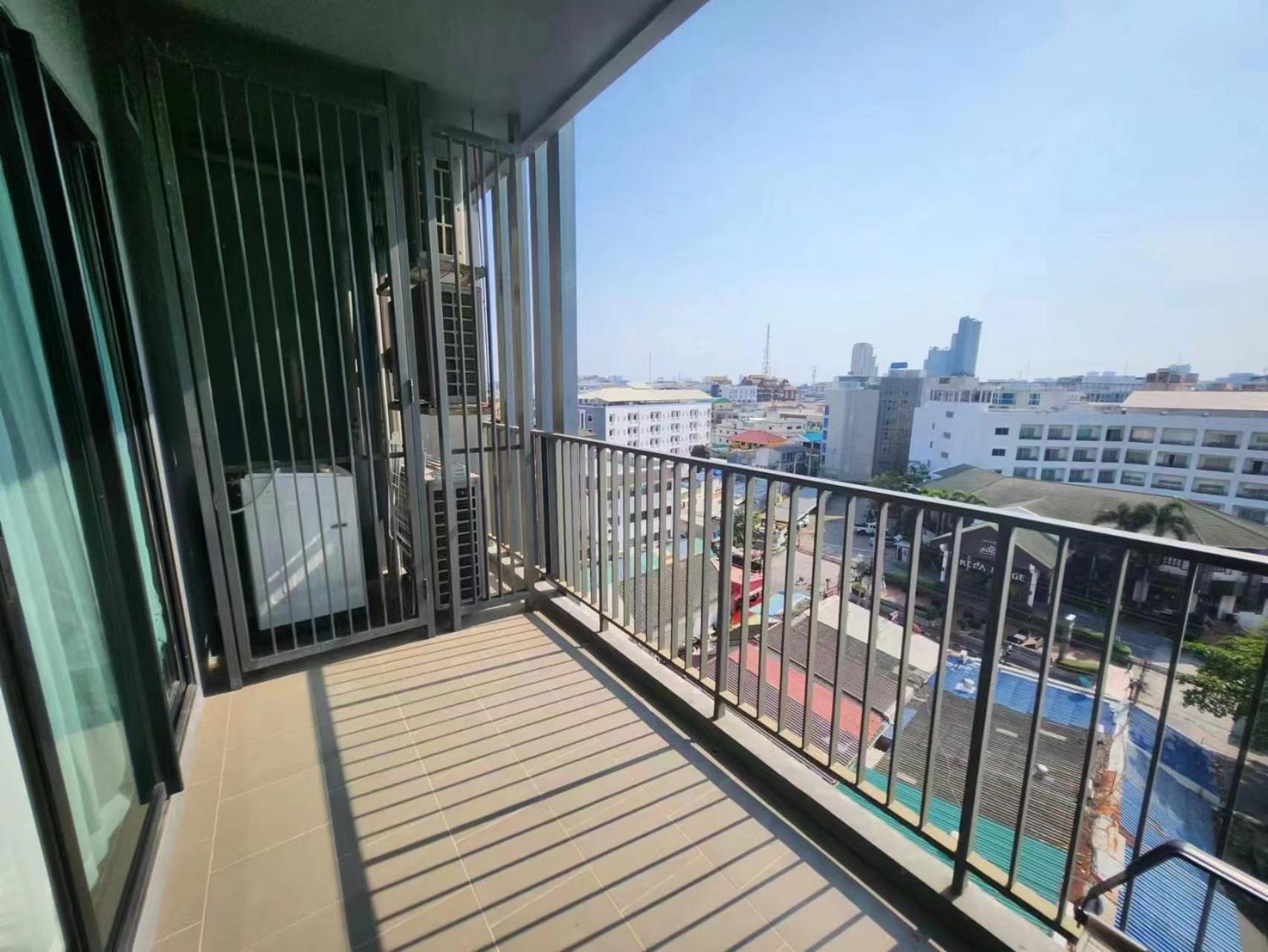 Apartment The Base Pattaya: Infinity Pool Near Walking Street