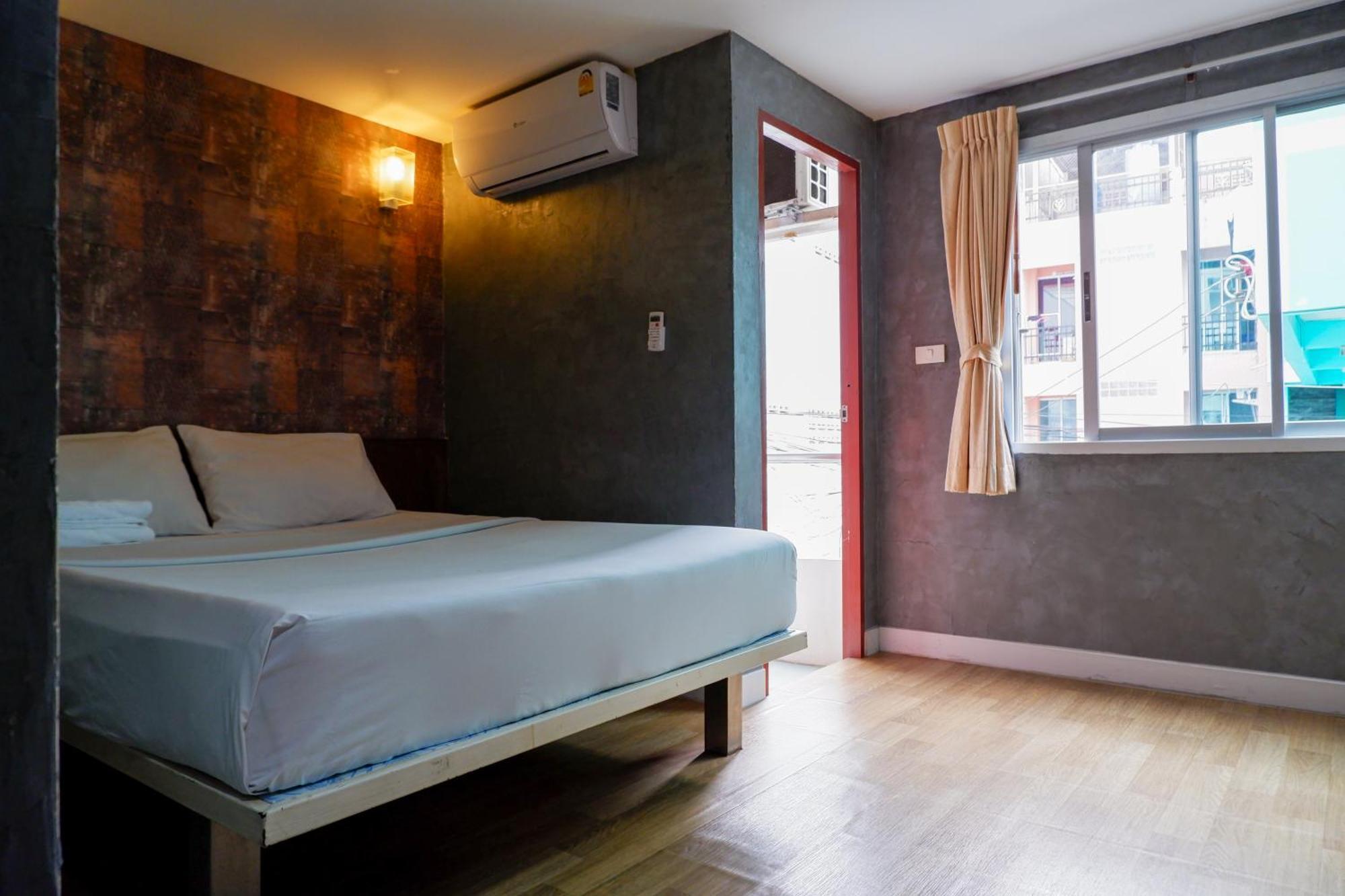 Hotel 18 Coins Budget