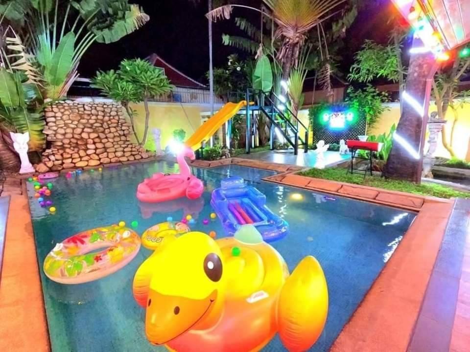 Rosewood Bali Style Pool 2 *