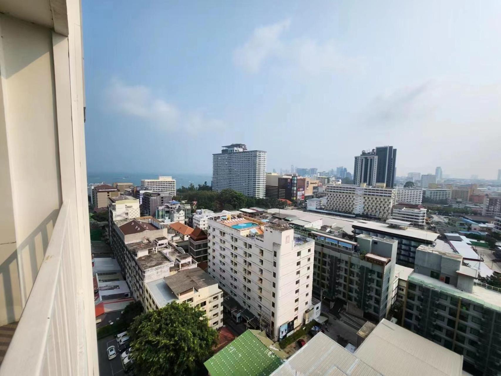 Apartment The Base Pattaya: Infinity Pool Near Walking Street *
