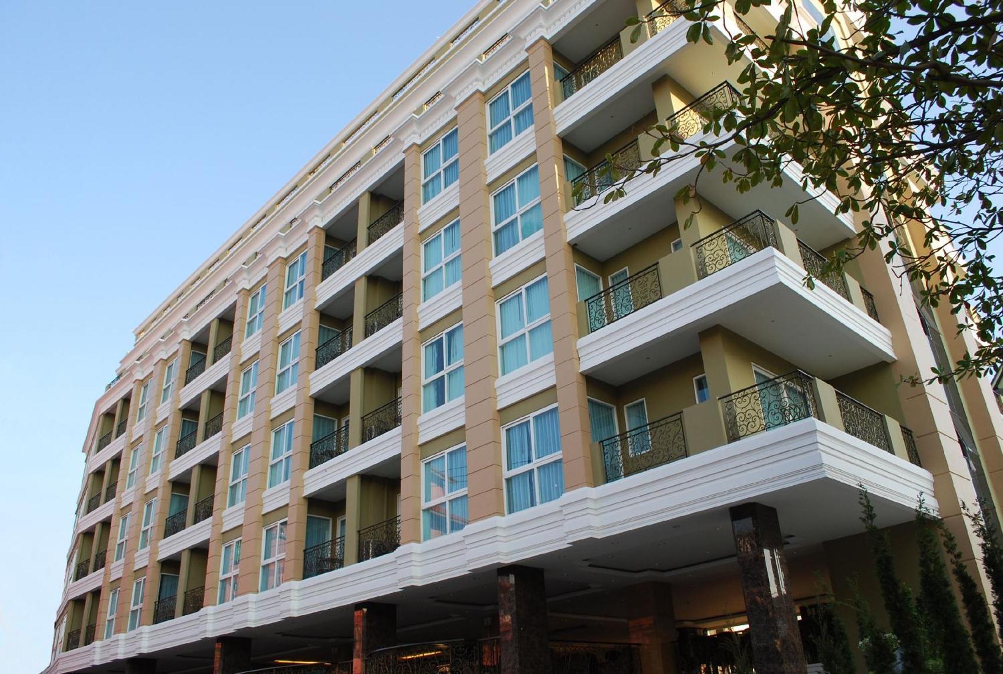 Hotel Lk Royal Wing