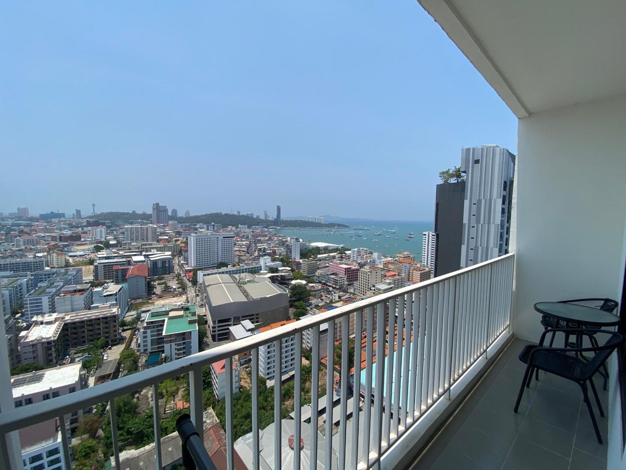 Apartment The Base Pattaya: Beachfront Near Shopping *