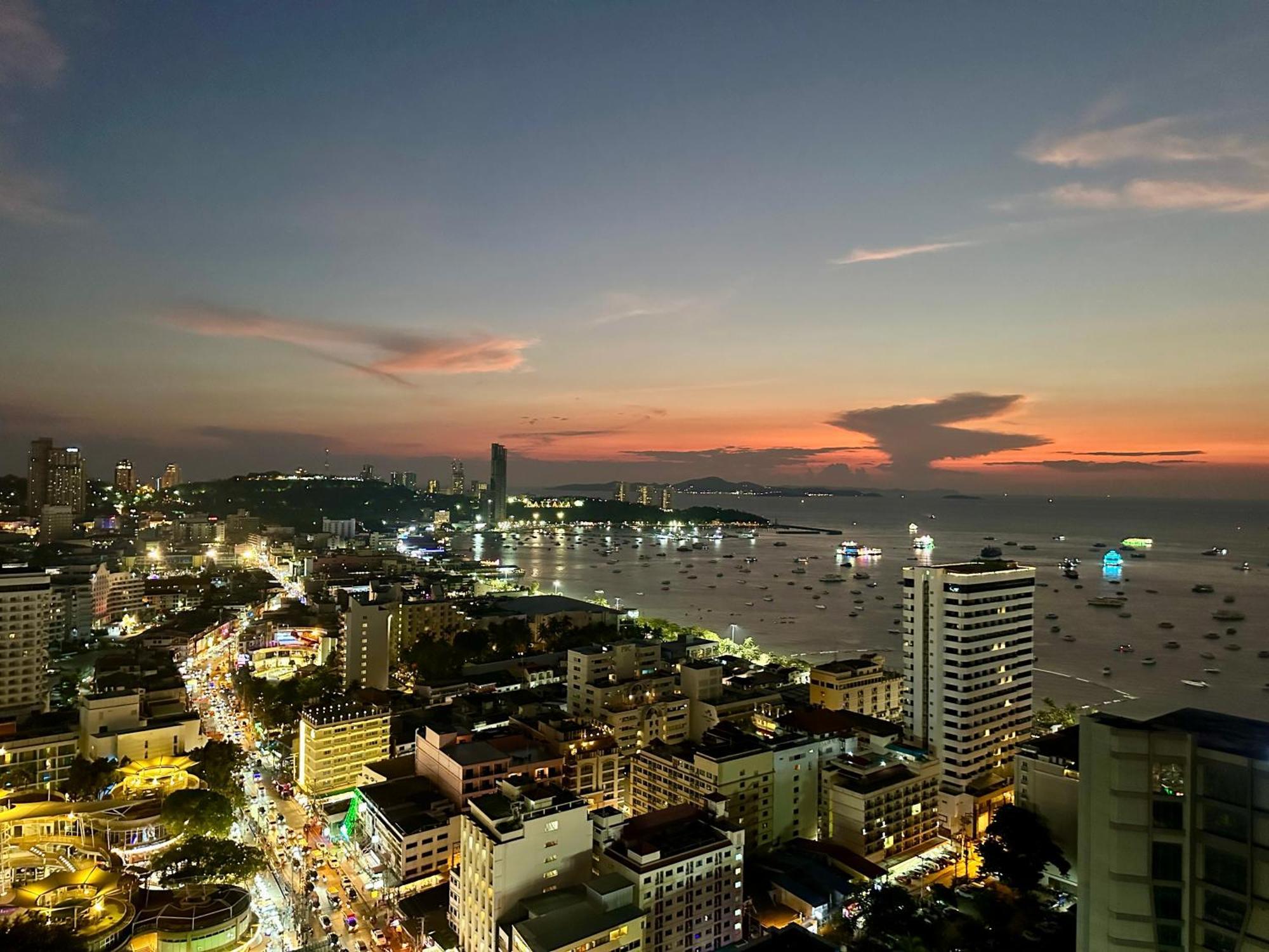Edge Cozy Vacation Infinite Sky Pool Pattaya