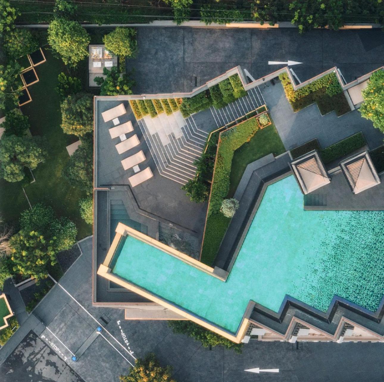 Edge Cozy Vacation Infinite Sky Pool