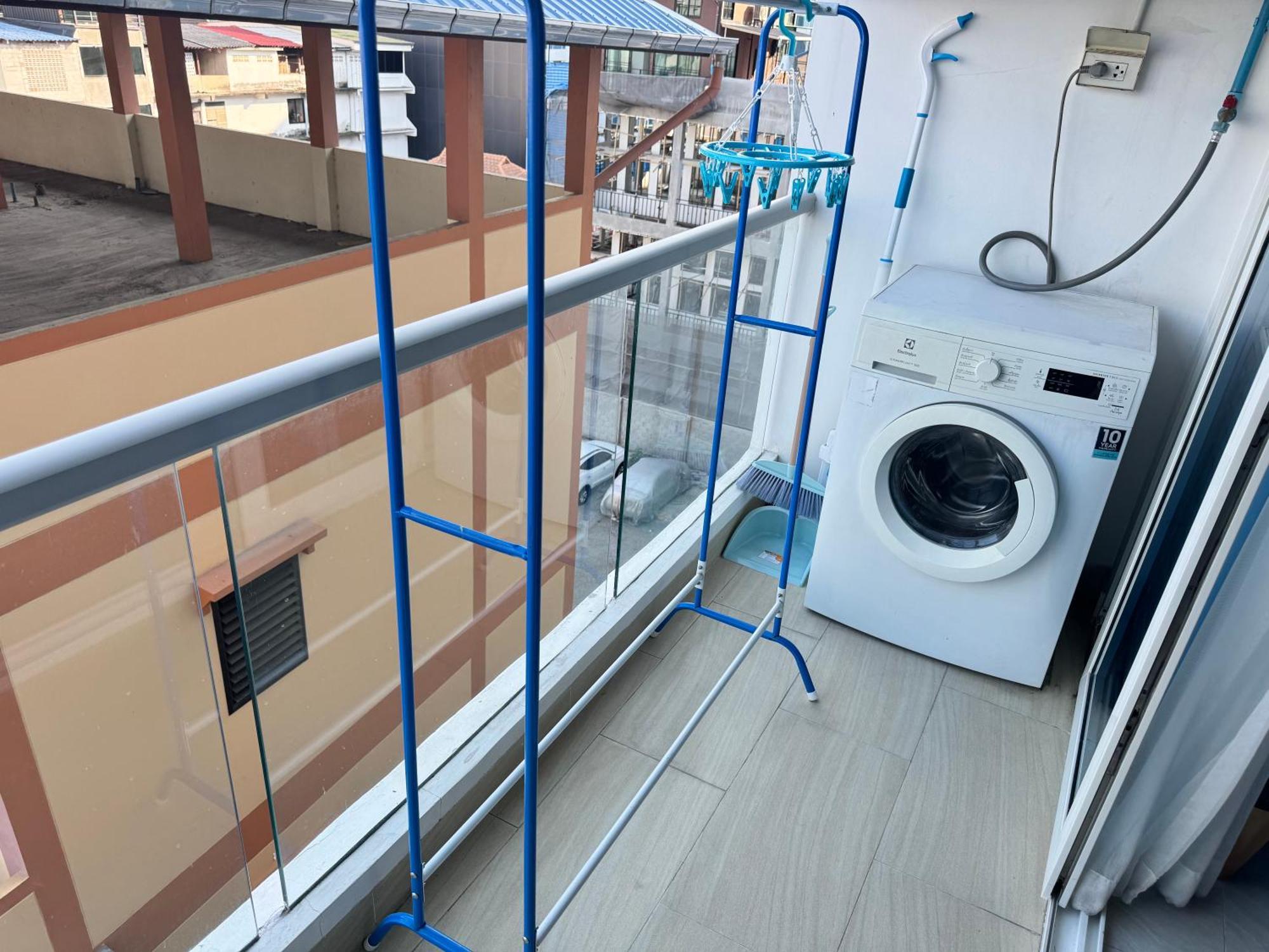 Grand Avenue 1 Bedroom Cityview 6th Floor Apartment *