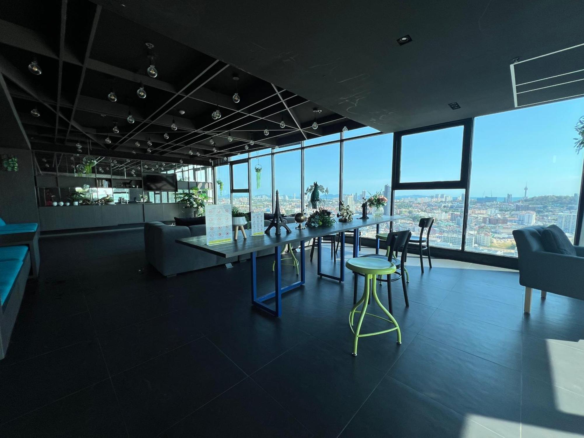 秘狗公寓the Base Pattaya