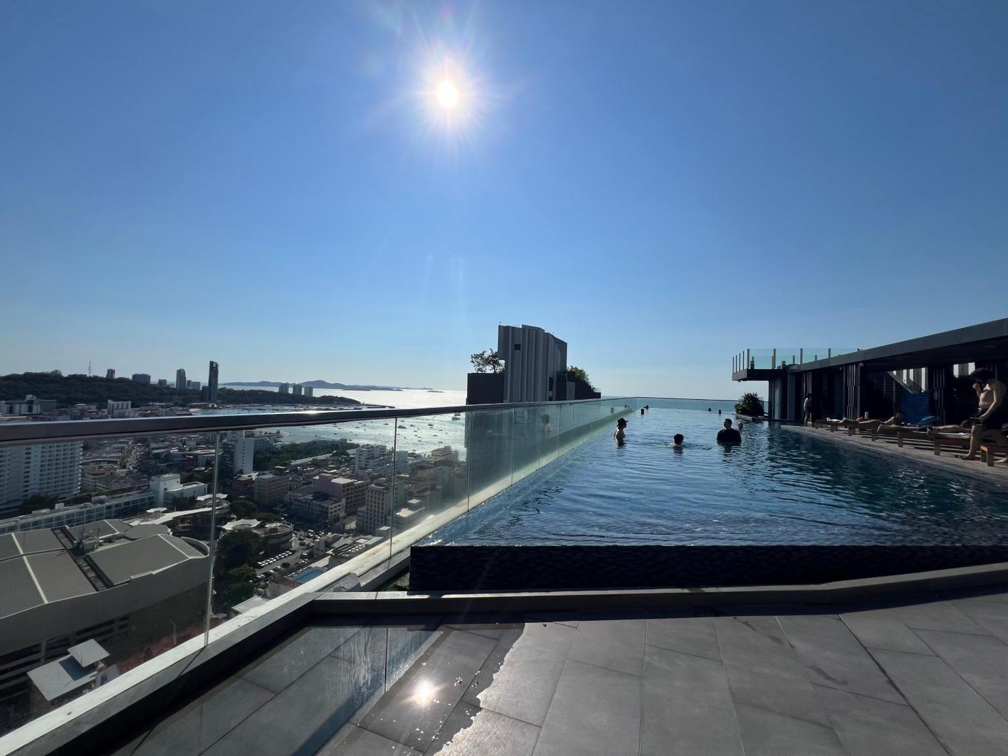 秘狗公寓the Base Apartment Pattaya