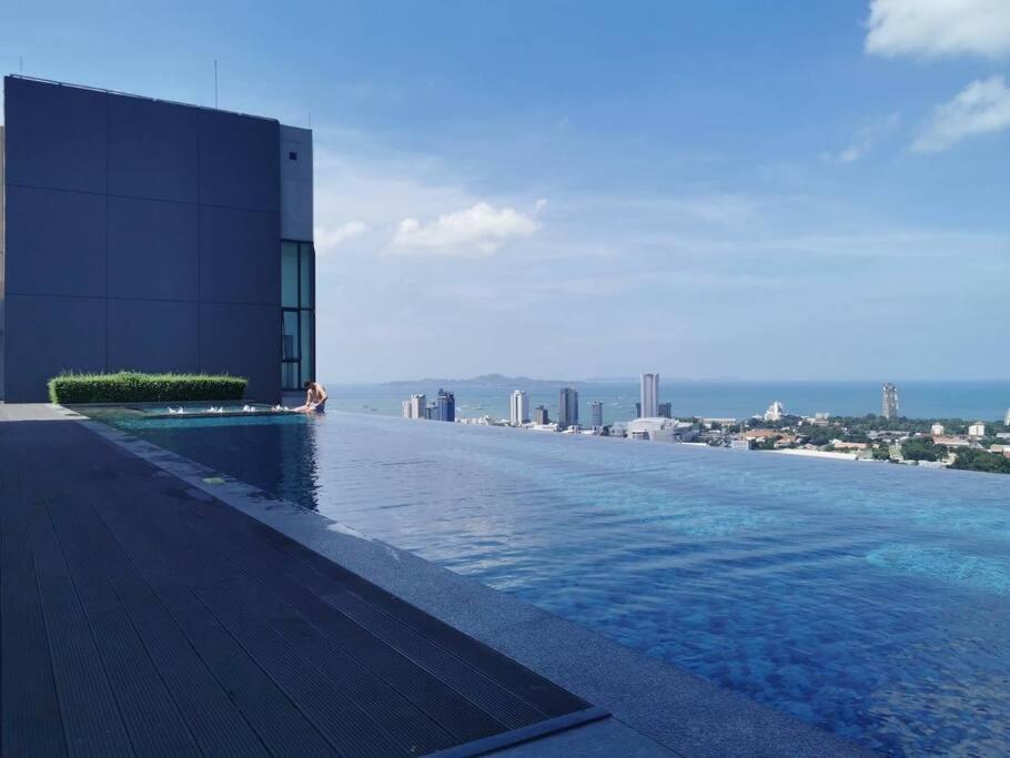 Apartment Infinity Pool At Posh Pattaya