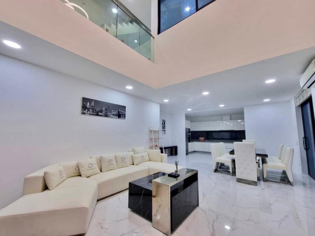 Plam Spring Pool 3 Bedroom Apartment