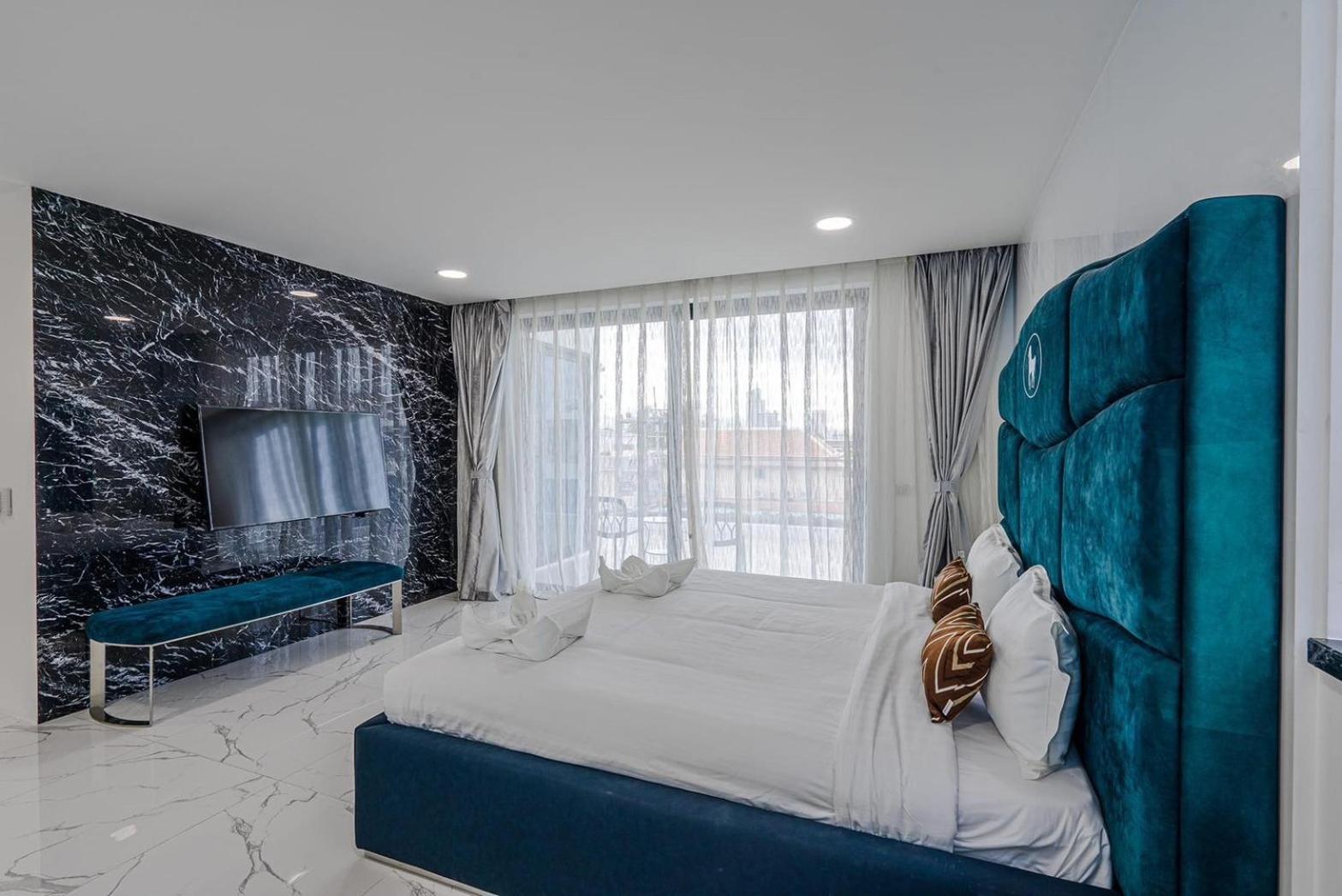 Plam Spring Pool 3 Bedroom Apartment *