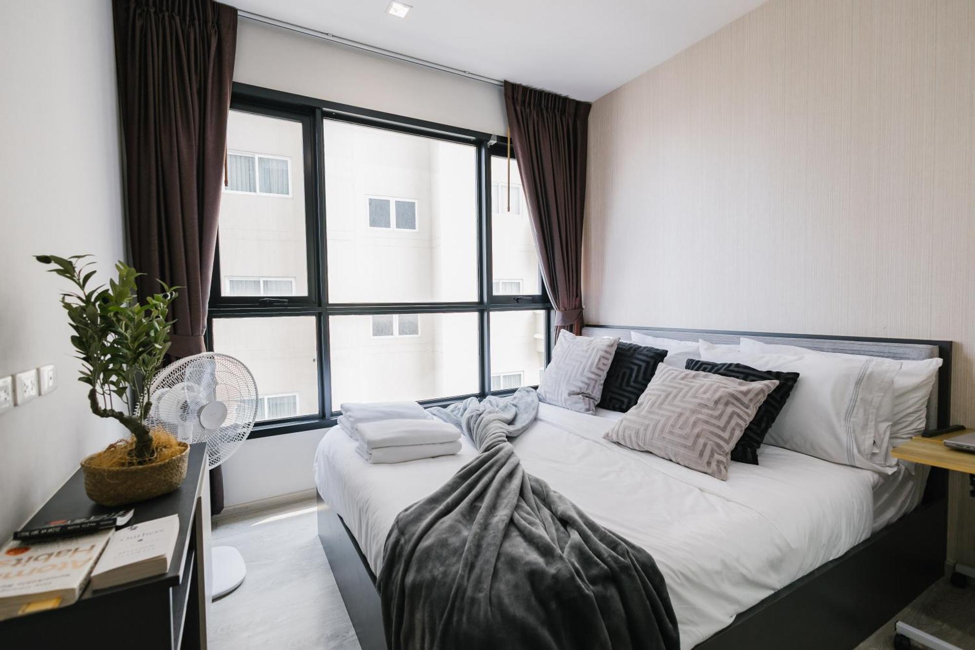 Bright Modern 1 Bedroom Chic Design
