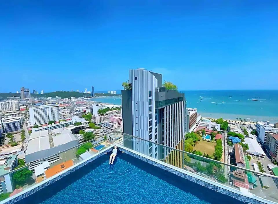 -amazing Location With Infinity Pool Apartment