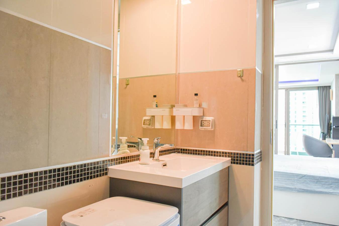 Wongamat Tower Condominium Apartment *