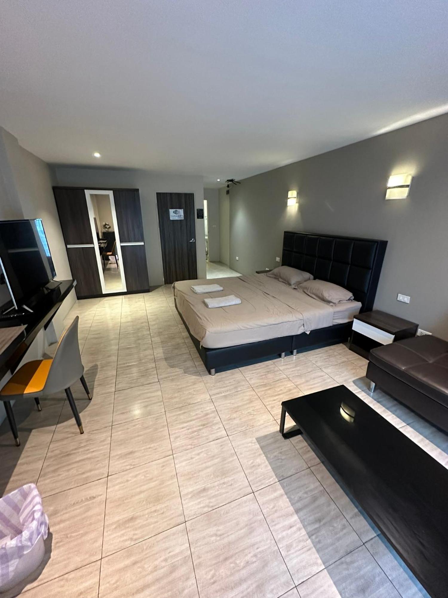 The Wild 69 Bar & Apartment *