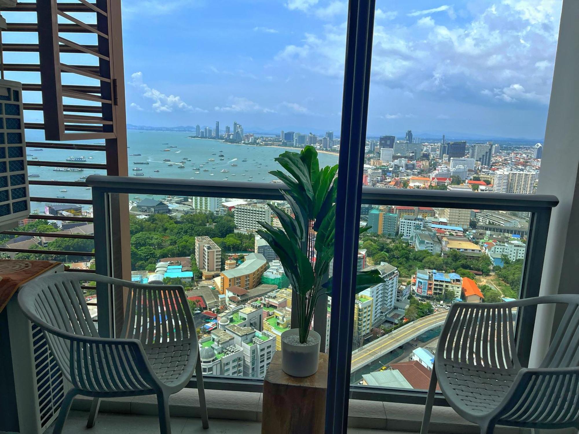 2 Bedrooms Sea View * Pattaya