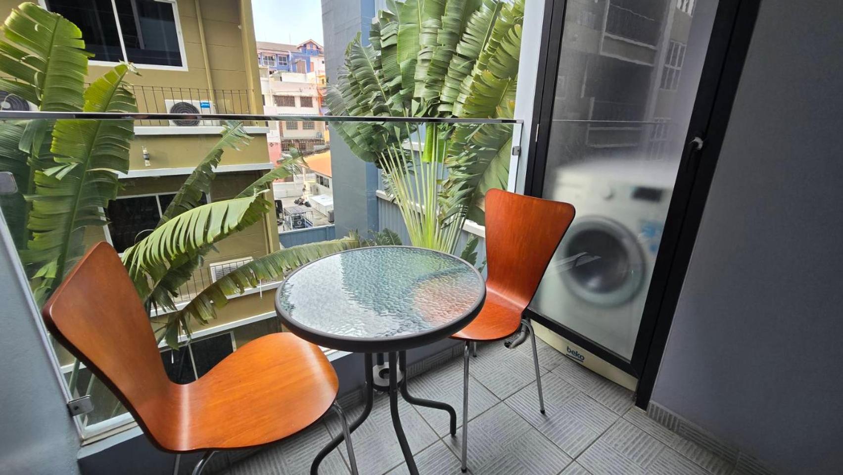 5 Min Walk To Beach Tropical Garden Apartment