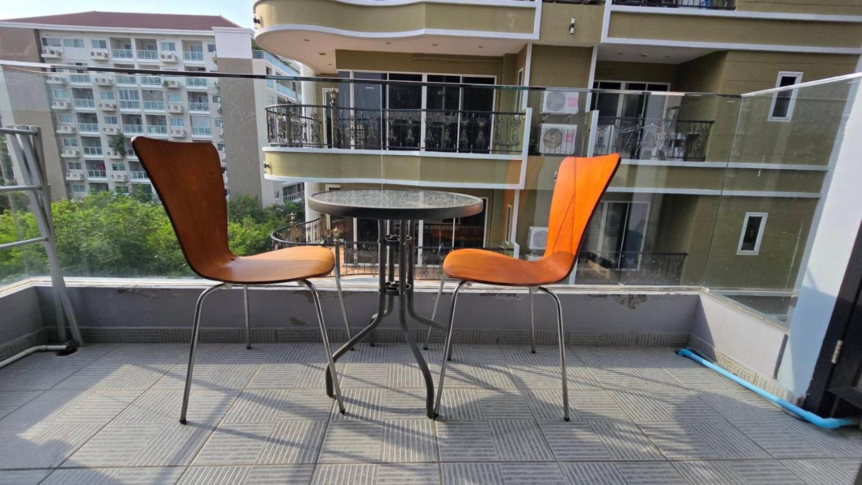 5 Min Walk To Beach Tropical Garden Apartment Pattaya