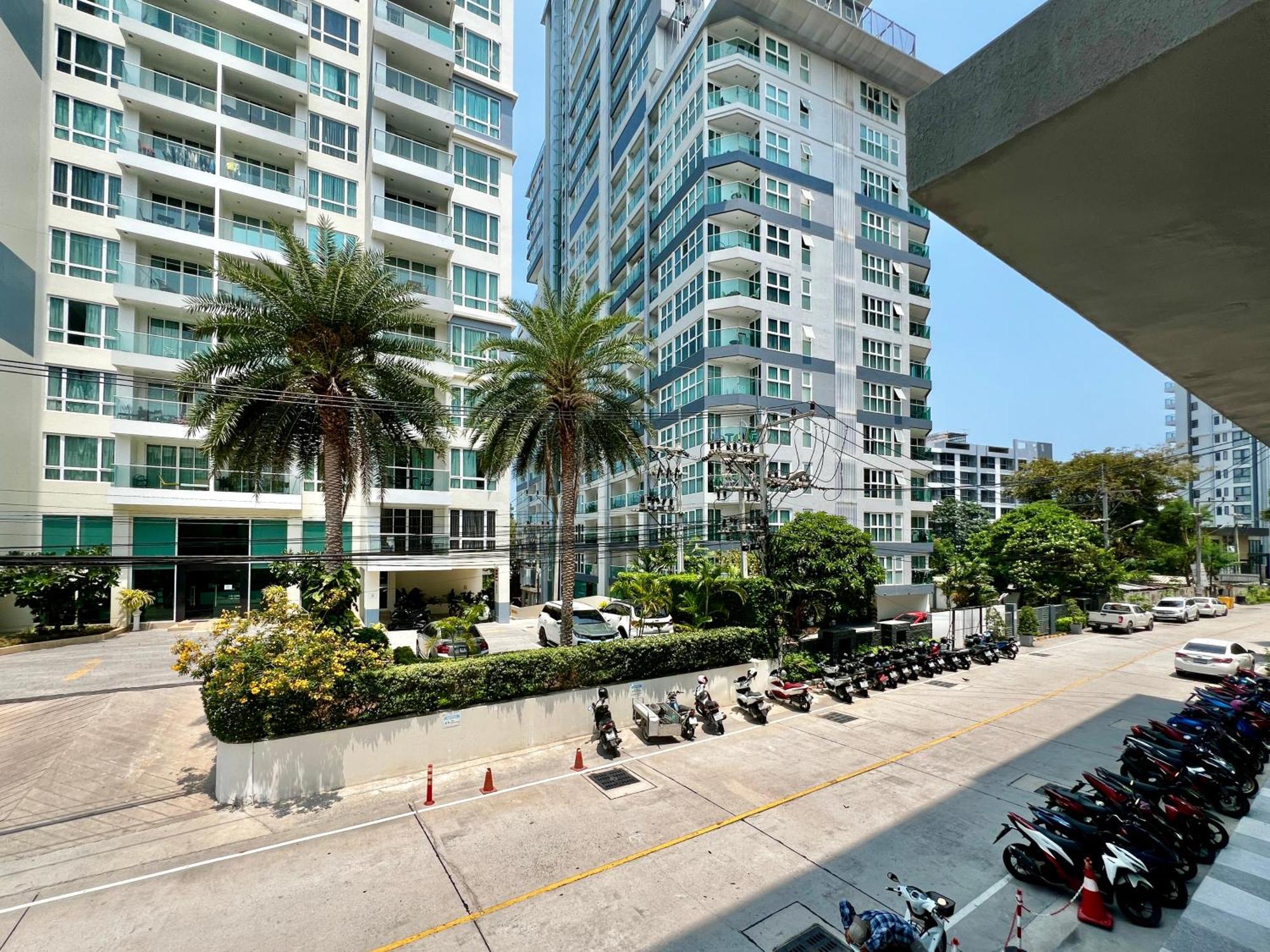 The Aurora Praatumnak - Luxury Two Bedroom Near The Sea Apartment Pattaya