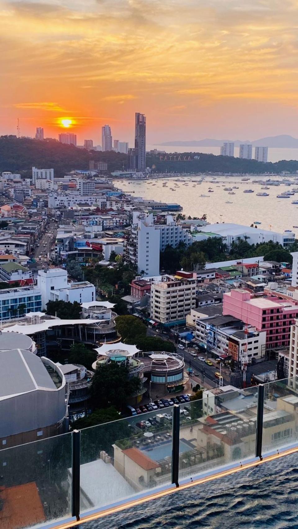 The Base Quiet With Infinity Pool & Free Netflix Apartment Pattaya