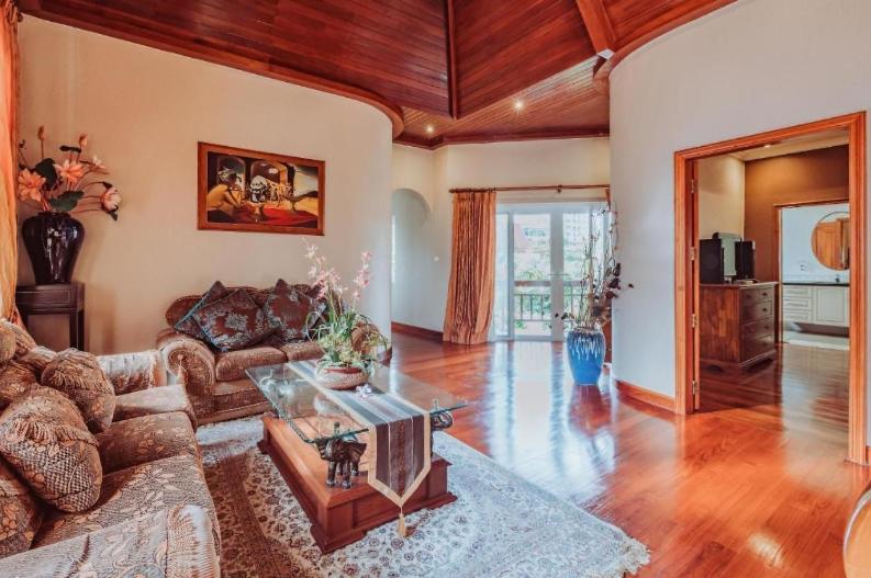 Luxury & Huge Garden Pool Semi-4bed Near & Walking Street Pattaya