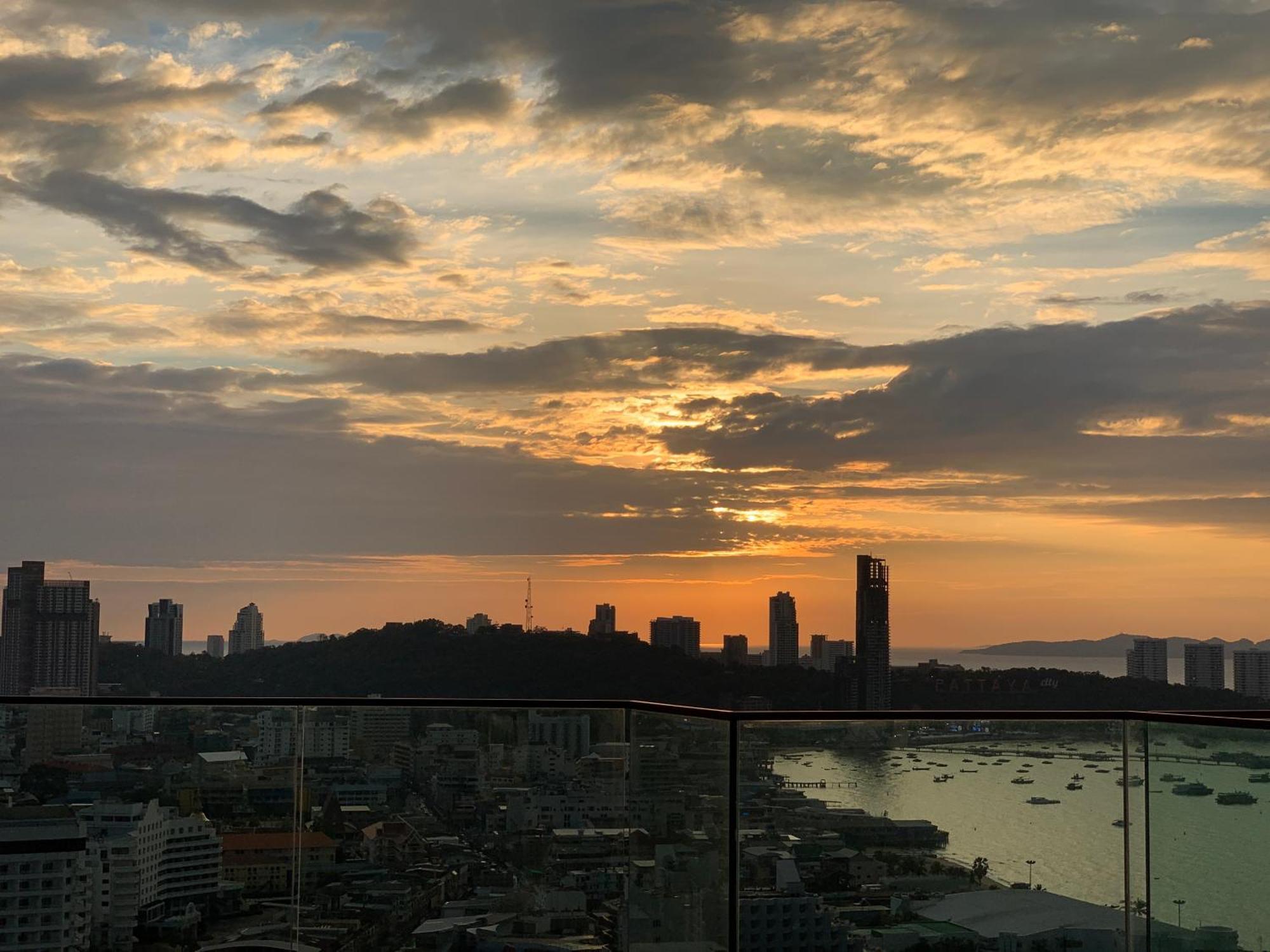 Apartment Edge Pty Luxury Front Seaview 2bedroom Pattaya
