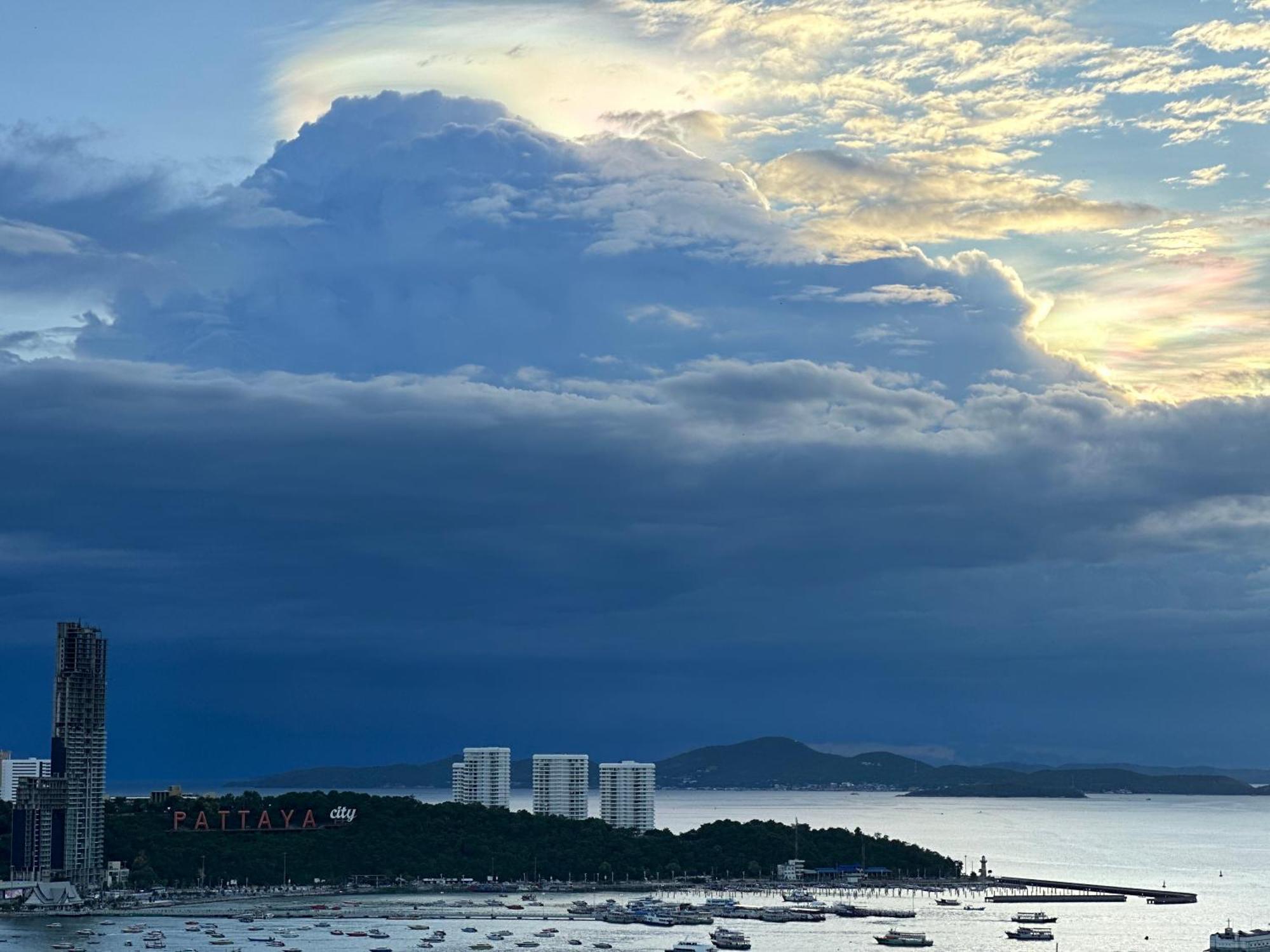 Edge Pty Luxury Front Seaview 2bedroom Pattaya