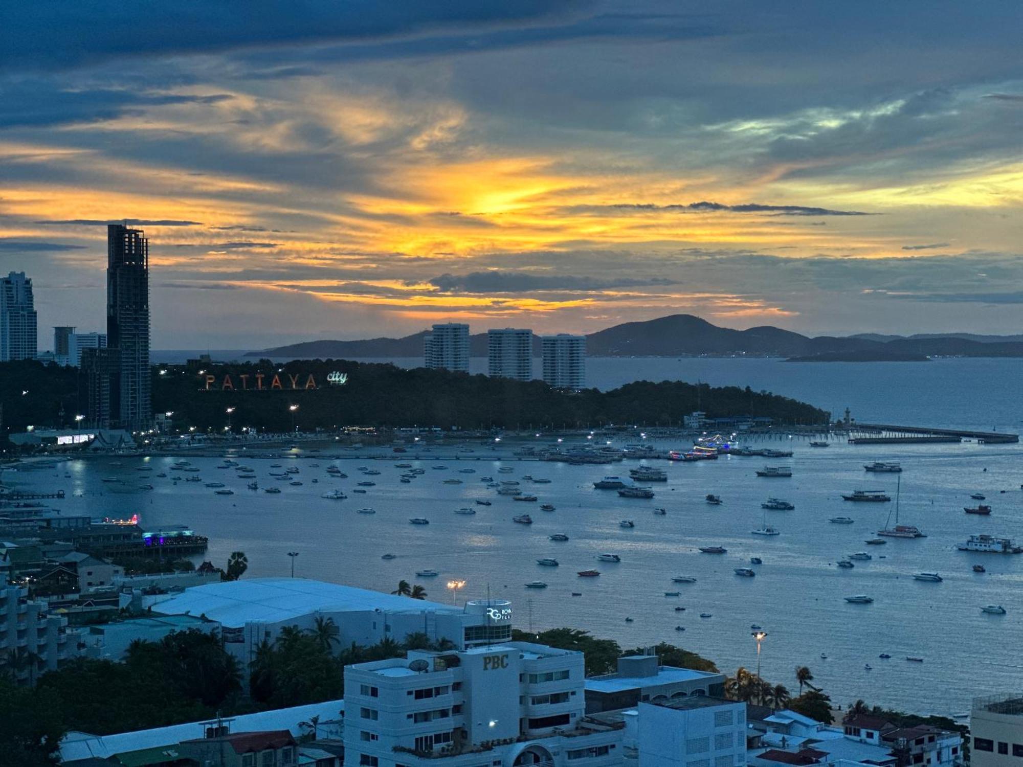 Edge Pty Luxury Front Seaview 2bedroom * Pattaya