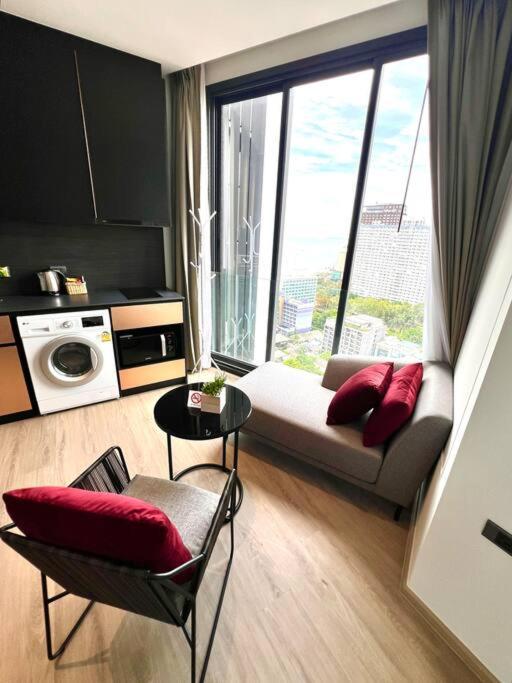 Seaview Urban Retreat Edge 1 Expansive Bedroom Pattaya