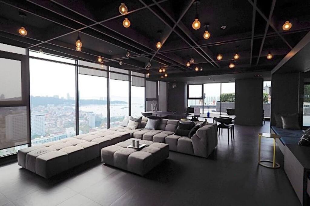 Bright Modern 1 Bedroom Chic Design Apartment
