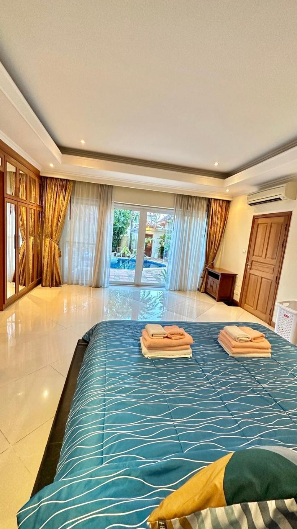 Luxury & Huge Garden Pool Semi-4bed Near & Walking Street Villa Pattaya