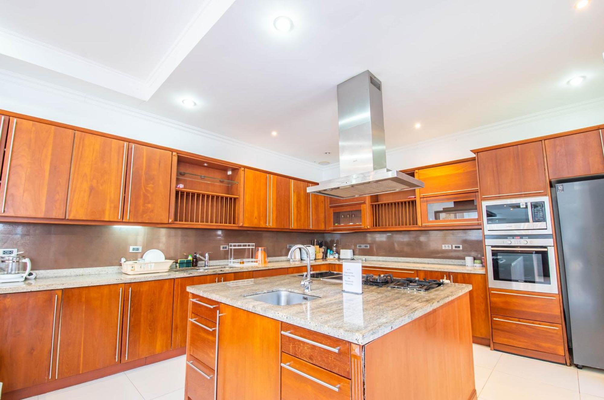 Seaside 2 Pools,beach@50m Villa Pattaya