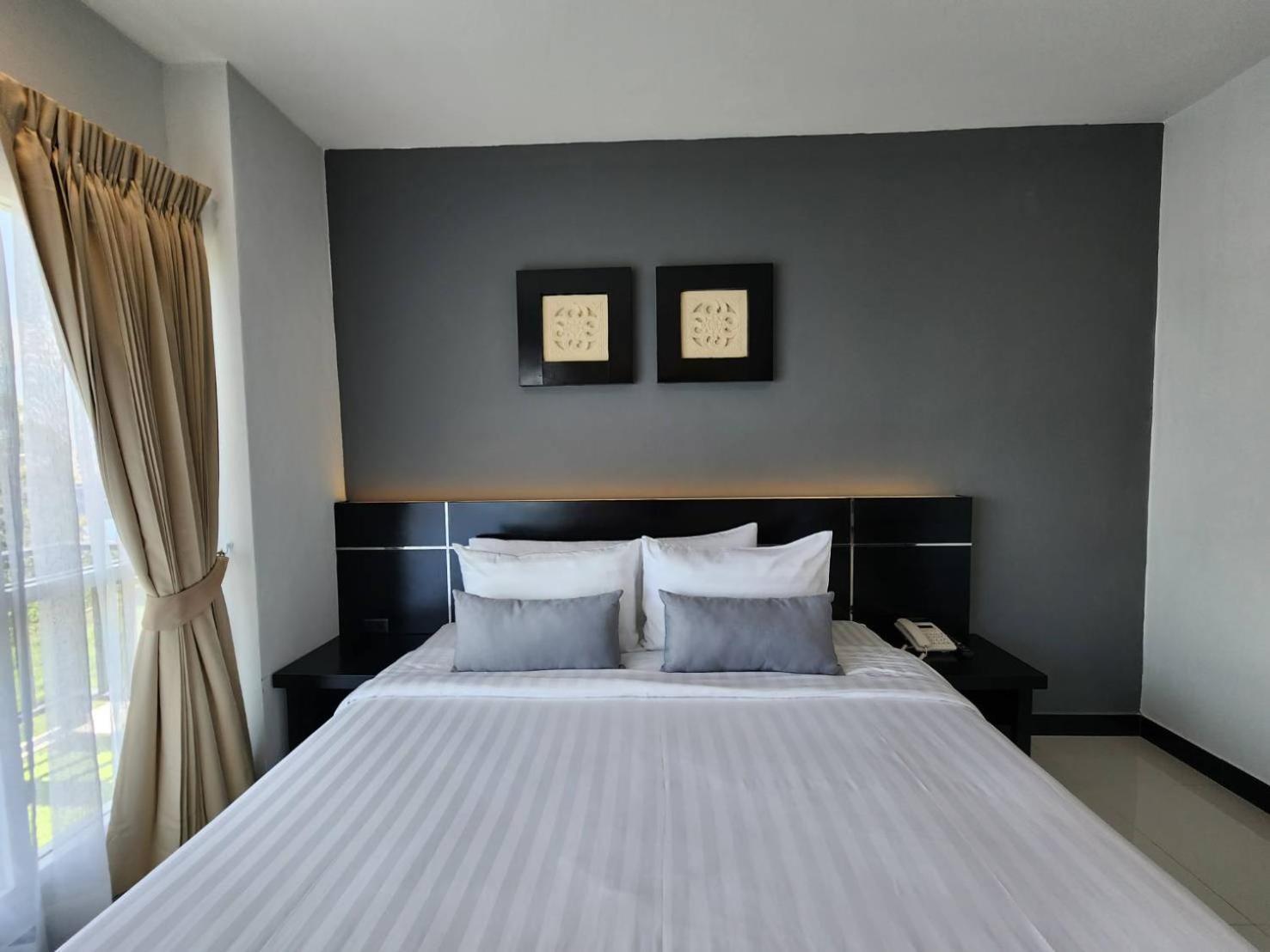 Hotel Lhc And