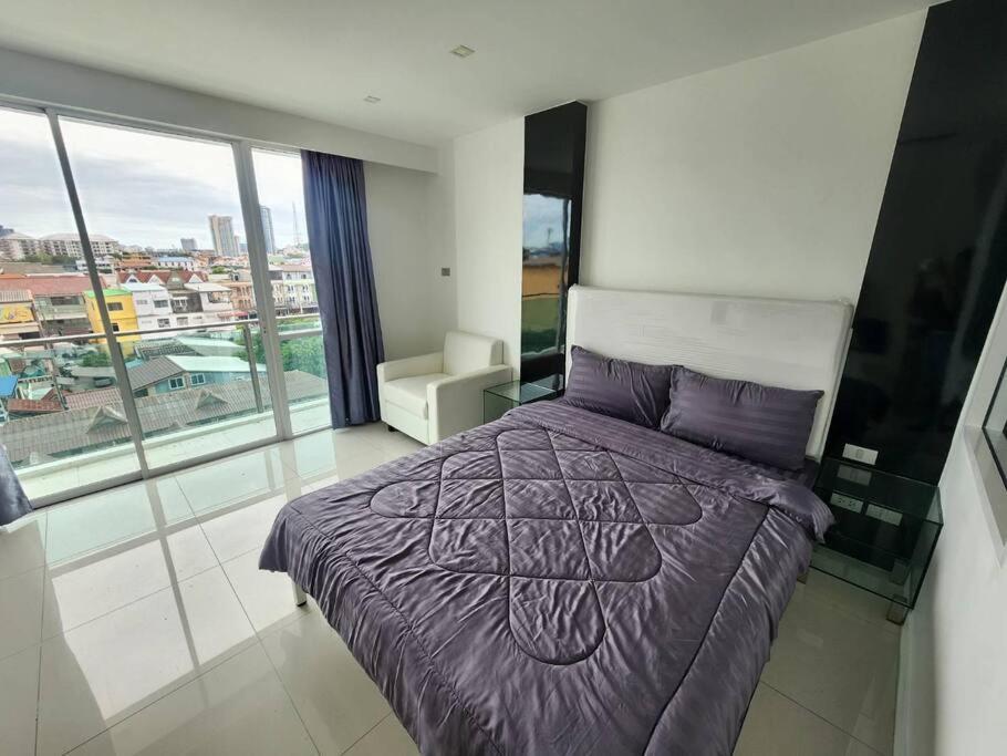 New In Center Apartment