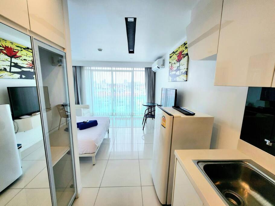 Modern In Downtown Apartment