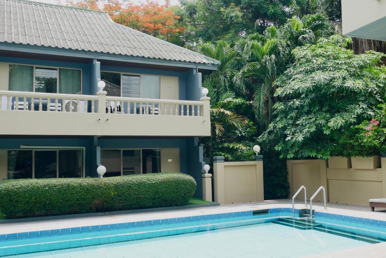 Let's Hyde & - Pool Hotel 4*