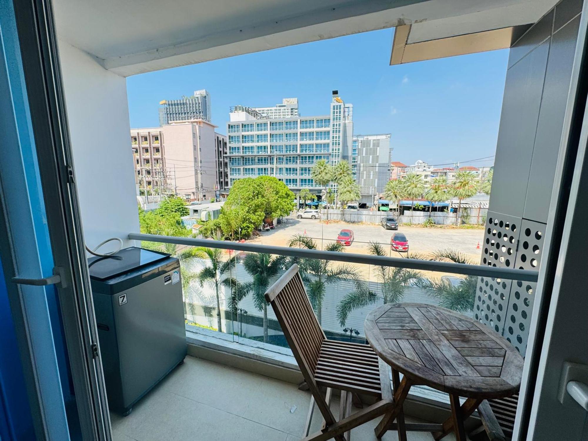 Apartment Grand Avenue 2bedr 2bathr 38and38 Sqm 2rooms Together Poor View Or City View