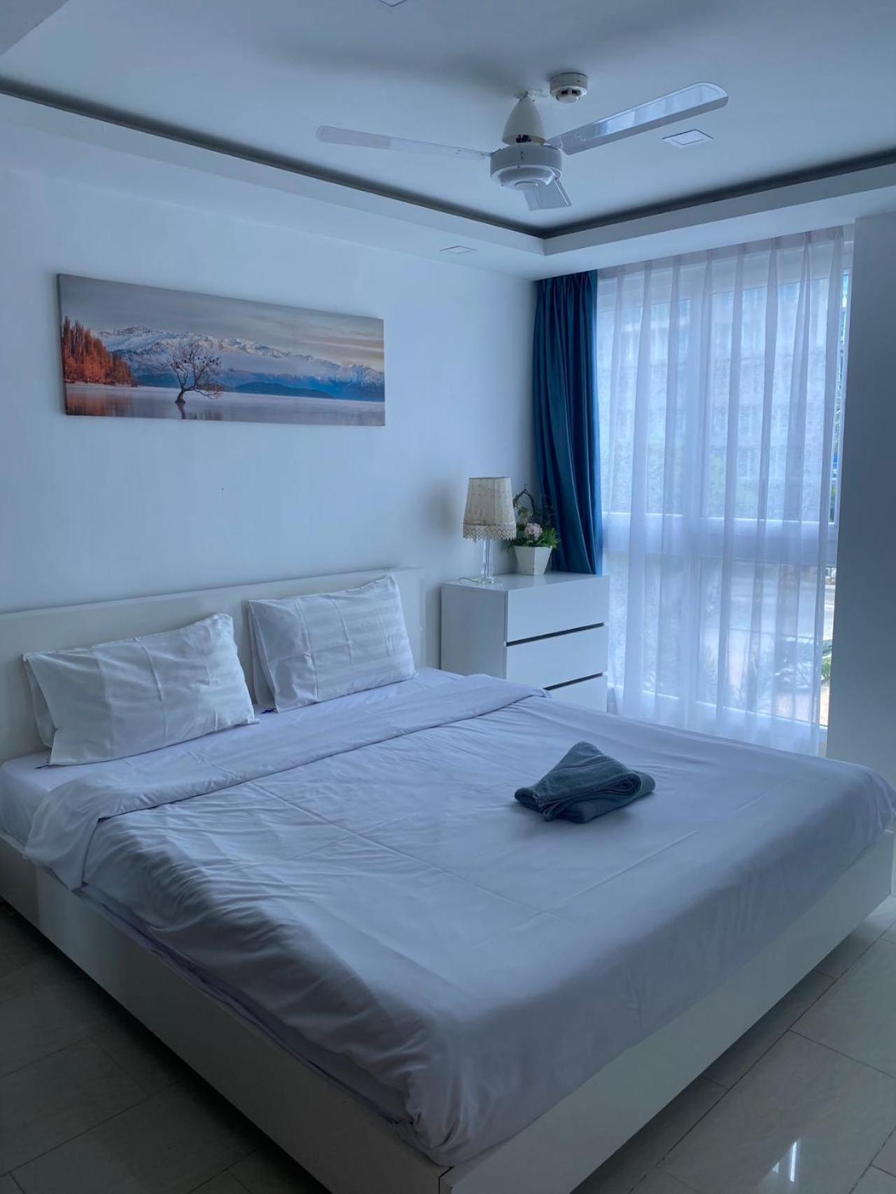 Apartment Grand Avenue 2bedr 2bathr 38and38 Sqm 2rooms Together Poor View Or City View *
