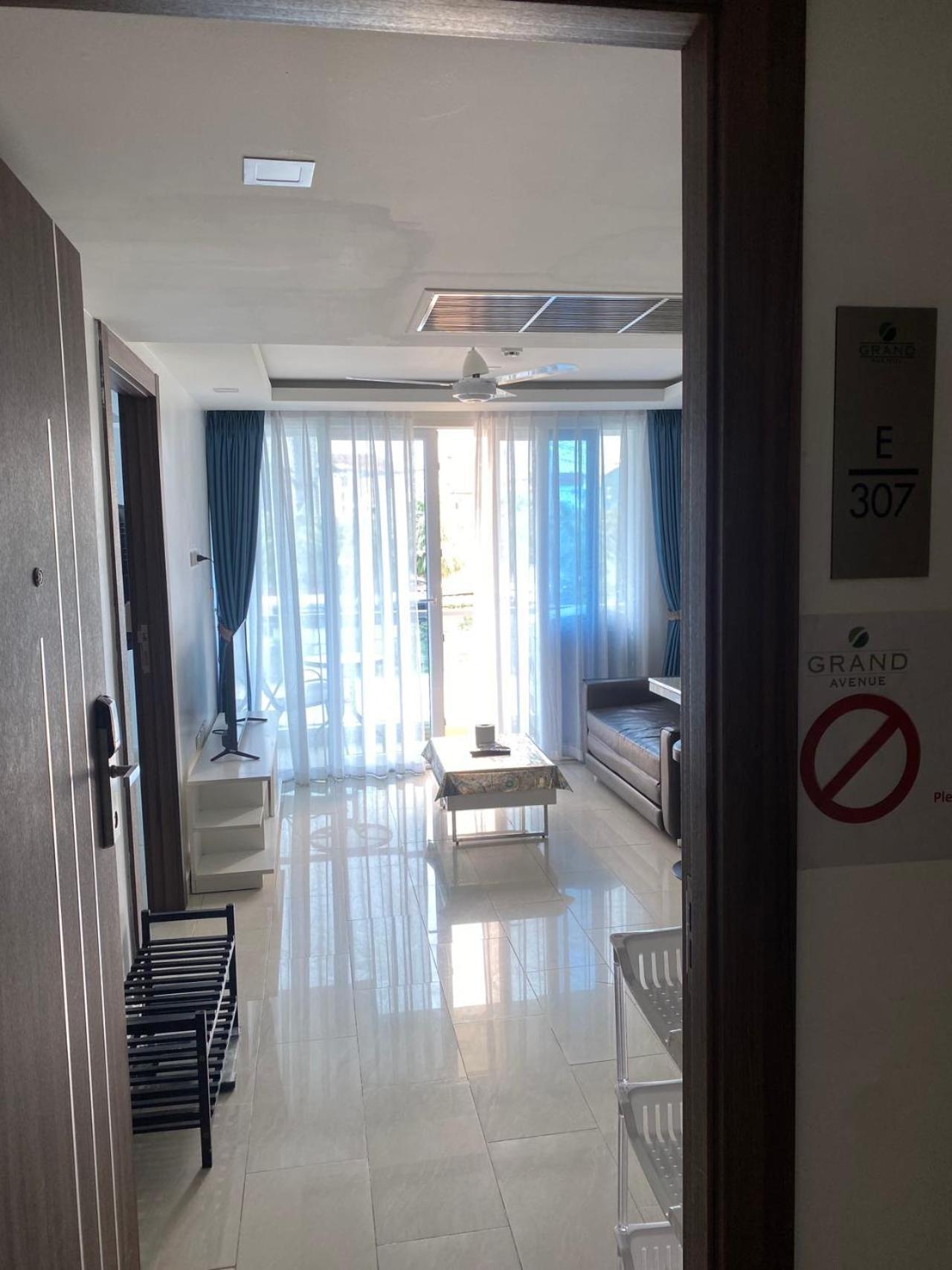 Apartment Grand Avenue 2bedr 2bathr 38and38 Sqm 2rooms Together Poor View Or City View