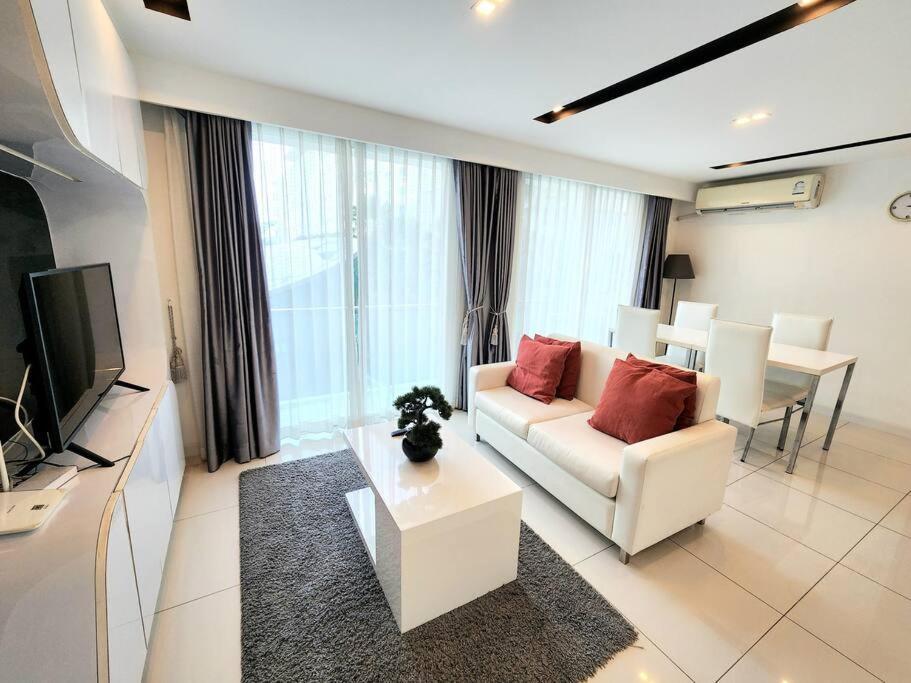 Center With Two Bedroom & Two Bathroom Apartment *