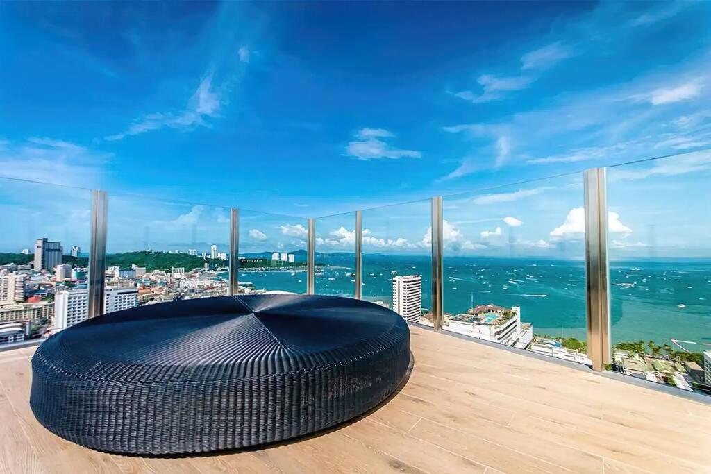 Pattaya, Location With Infinity Pool Apartment *
