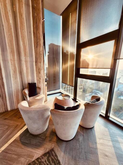 Sea View At Location, High Floor Luxury Apartment Pattaya