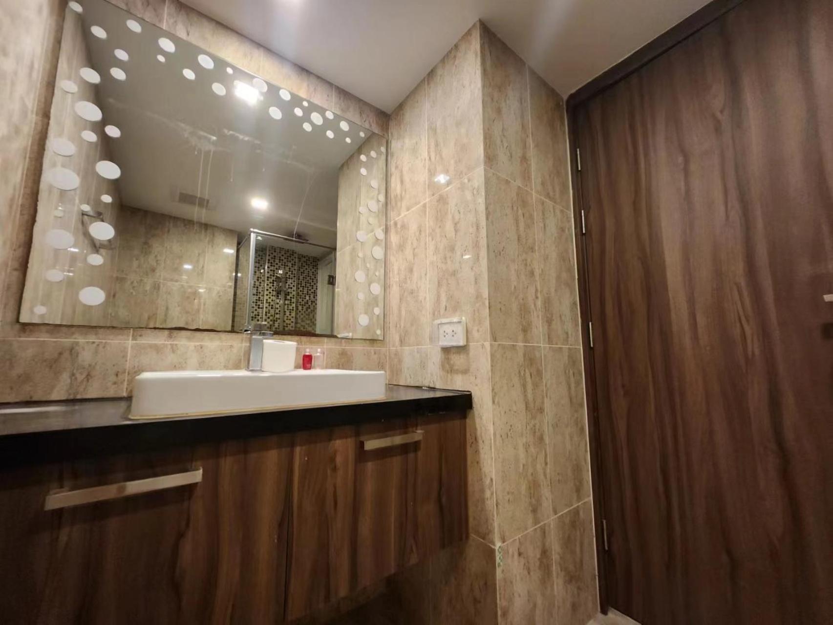 芭堤雅市中心 Grand Avenue 一卧室公寓城景酒吧街 高速互联网智能电视 Apartment