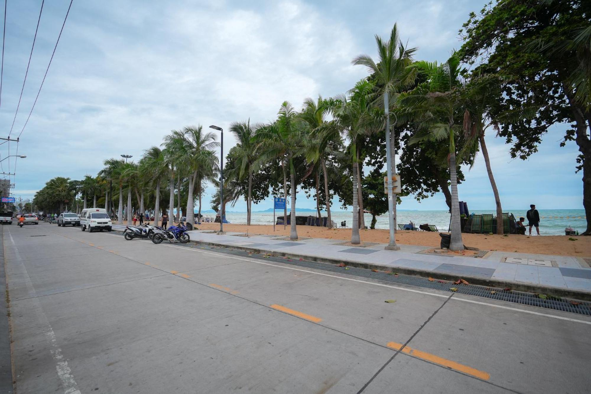 Jomtien Seaview At View Talay 5 ,big Pool Apartment