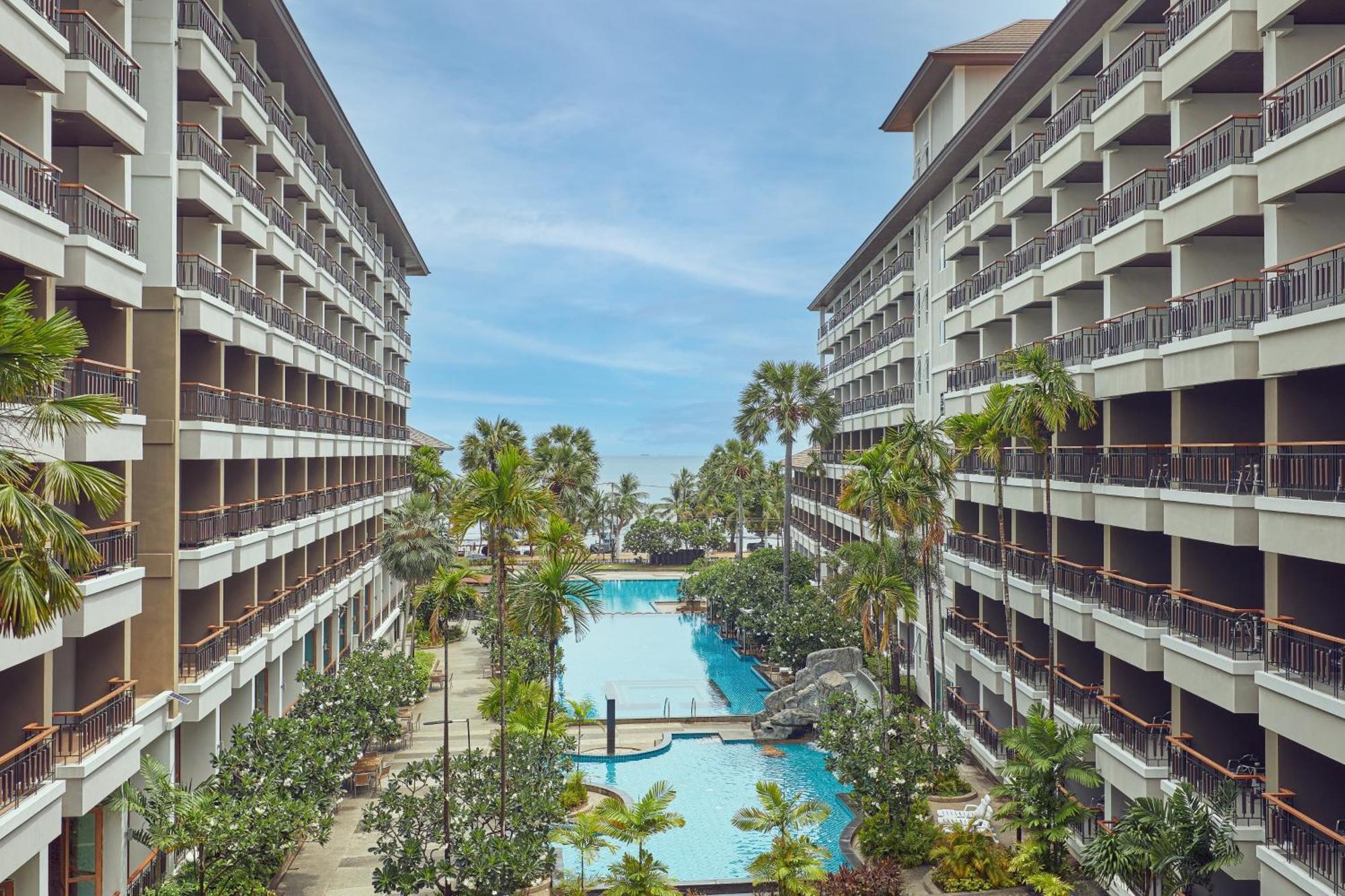Welcome World Beachfront Hotel 4*