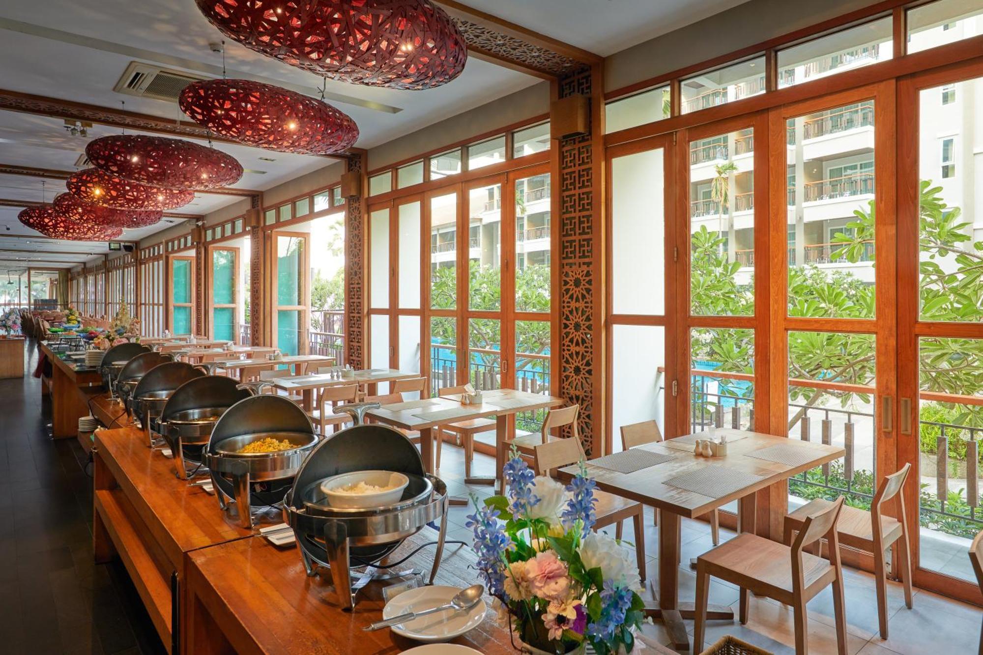 Welcome World Beachfront Hotel 4*