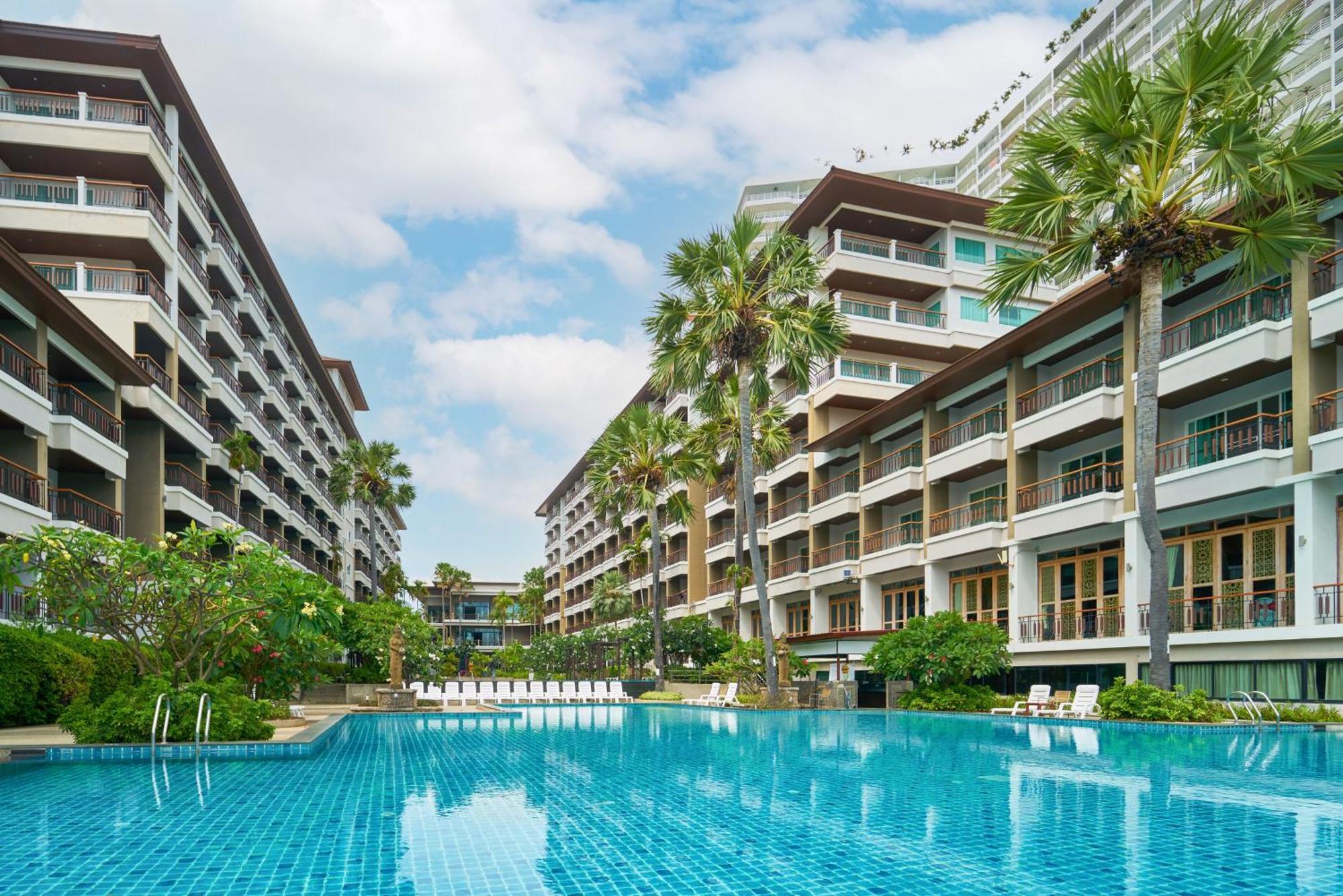 Welcome World Beachfront 4* Pattaya